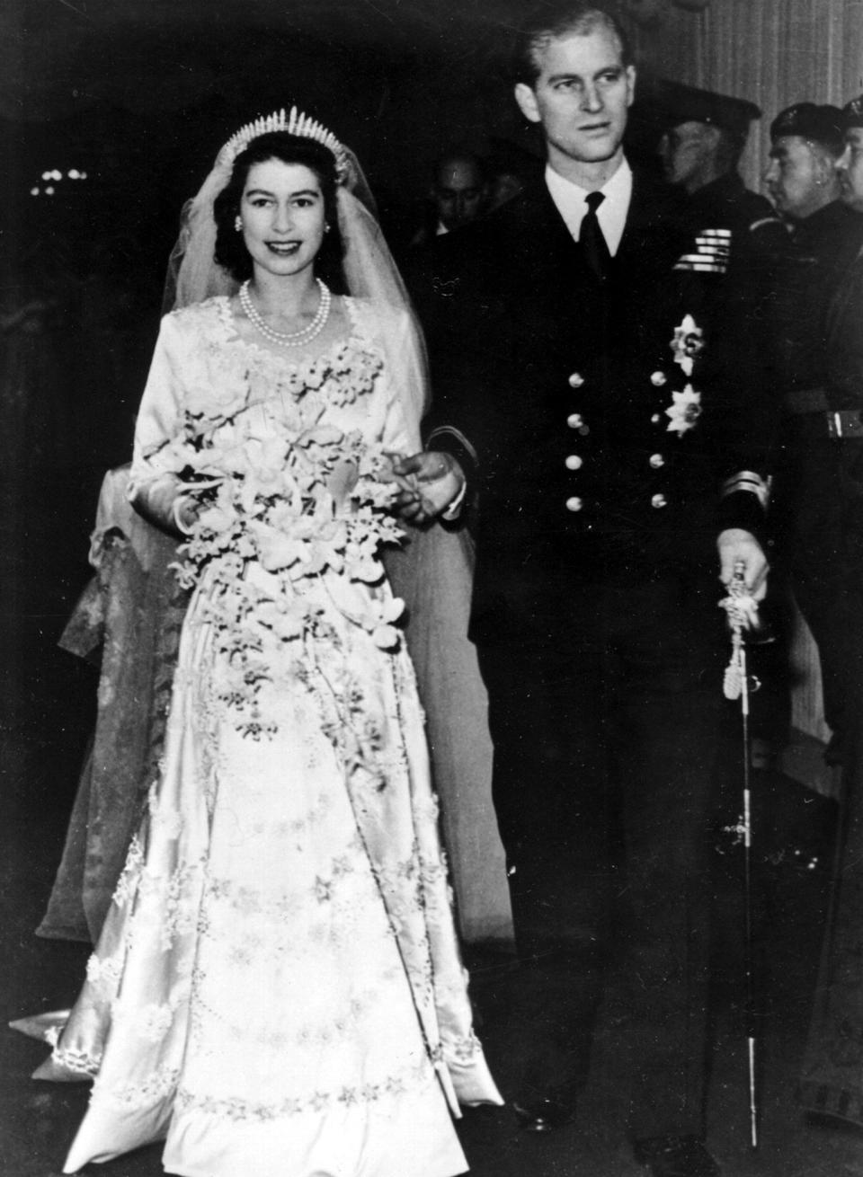 ARCHIVO – La princesa Isabel de Gran Bretaña sale de la Abadía de Westminster en Londres con su esposo, el duque de Edimburgo, tras su boda el 20 de noviembre de 1947. (Foto AP, archivo)