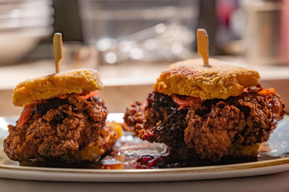 Chick'N Jones Biscuit Sliders en Red Rooster Overtown en Miami, Florida, el domingo 11 de diciembre de 2022. Este es uno de los muchos platos del menú del brunch pop-up de Amaris Jones. Sydney Walsh swalsh@miamiherald.com
