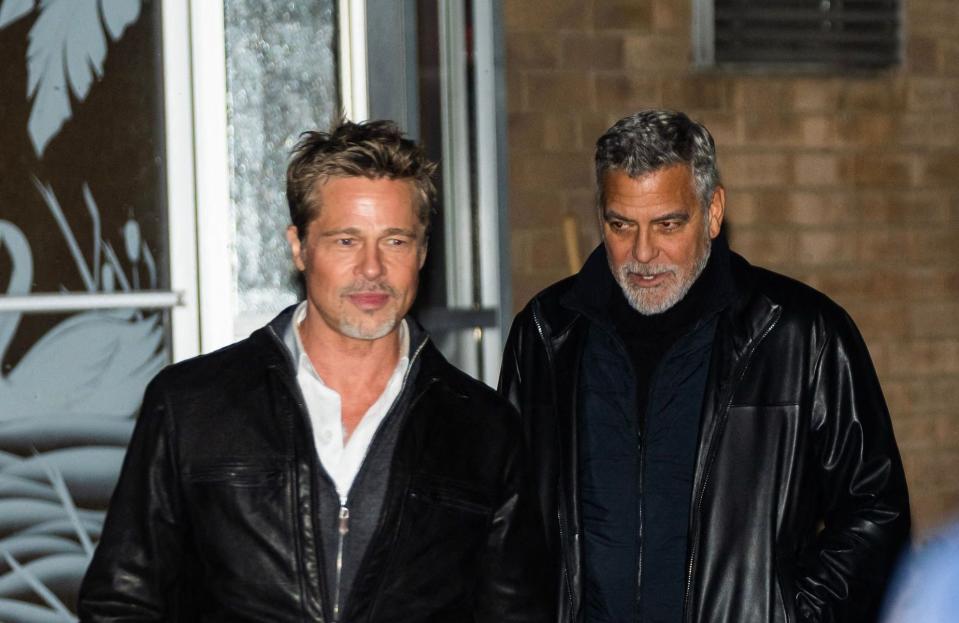 Des années après s’être donnés la réplique dans la trilogie « Ocean’s » et le film « Burn After Reading », en 2008, George Clooney et Brad Pitt se sont retrouvés. Et, ils semblent être heureux à l’idée de rejouer ensemble. Ce mardi 24 janvier, les deux acteurs, détendus, ont été aperçus dans les rues du quartier de Harlem, à New York, pour le tournage de leur prochain thriller Apple TV+, intitulé « Wolves ». Le mari d’Amal Clooney et l’acteur actuellement à l’affiche de « Babylon » étaient assortis.Lire également >> George et Amal Clooney : retour sur l’histoire d’amour d’un couple en orGeorge Clooney et Brad Pitt, heureux de se retrouverLes deux comédiens portaient une veste en cuir noir et un pantalon gris similaires. Si l’ex-mari d’Angelina Jolie, sourire aux lèvres, avait laissé le haut de sa veste ouverte sur une chemise blanche, George Clooney, de son côté, plus frileux, était emmitouflé dans un pull sombre. Les deux acteurs ont ensuite été rejoint par leur partenaire de jeu, Austin Abrams. Selon le « Daily Mail », ce nouveau thriller, écrit et réalisé par John Watts, raconte l’histoire de « deux réparateurs solitaires qui se voient confier le même travail ».Entre George Clooney et Brad Pitt, c’est une histoire d’amitié qui dure. Depuis leur rencontre en 2001 sur le tournage du premier opus d’« Ocean's Eleven », les deux acteurs ont noué des liens forts. Il faut dire qu’ils partagent les mêmes passions, et surtout le même sens de l’humour. Même s’ils ne se voient qu’en de très rares occasion, ils ont réussi à rester ami, et même à distance. Lors d’une interview accordée à « Vogue », Brad Pitt avait d’ailleurs qualifié George Clooney de plus bel homme du monde. « Eh bien, il a raison sur ce point, avait plaisanté la star de “Ticket to Paradise” durant une interview sur CBS Morning, avec Gayle King. Regardons les choses en face, il a raison. »