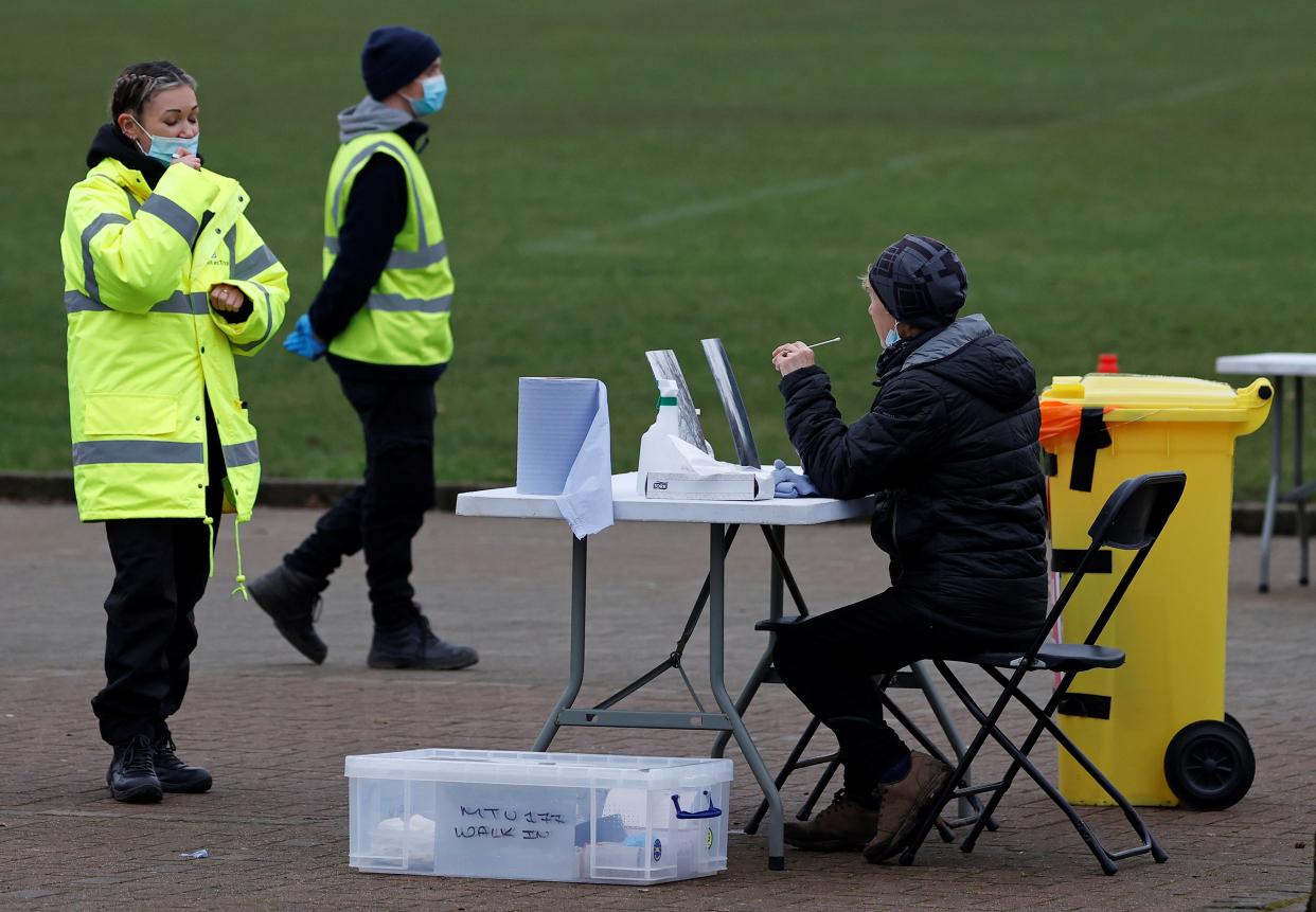 <p>Un miembro del público toma un hisopo mientras realizan una prueba de coronavirus en una instalación de prueba de COVID-19 establecida en Goldsworth Park Recreational Ground, en el suburbio de Goldsworth Park de Woking, Surrey, al suroeste de Londres, el 1 de febrero de 2021. - Los expertos buscan realizar pruebas urgentes de Covid-19 en hasta 80.000 personas en Inglaterra, luego de que funcionarios de salud anunciaran el lunes que se había identificado a 11 personas que habían contraído la variante que surgió en Sudáfrica. </p> (Foto de ADRIAN DENNIS / AFP a través de Getty Images)