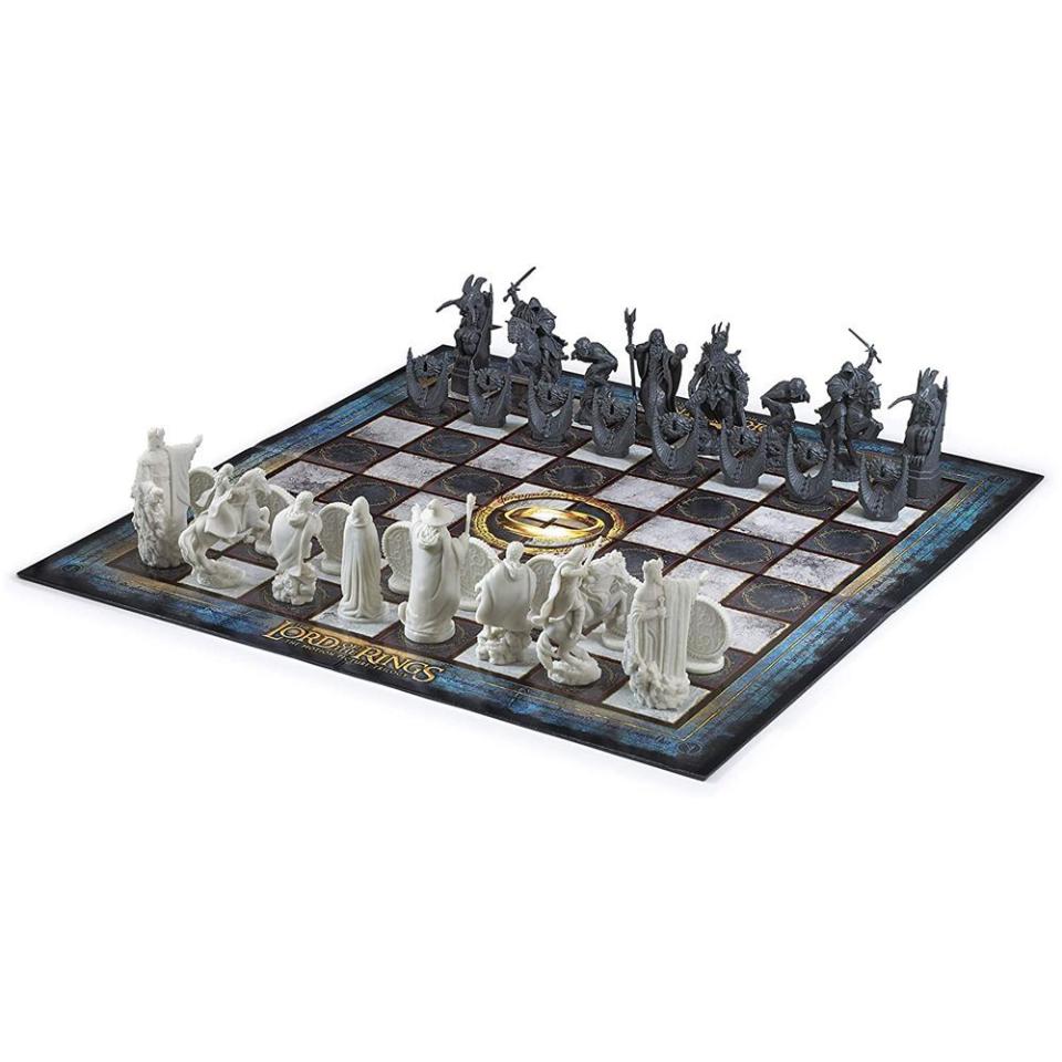 4) Lord of the Rings Battle for Middle Earth Chess Set
