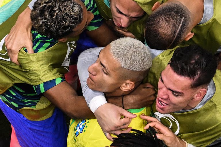 Brazil's forward #09 Richarlison (C) celebrates with teammates after scoring his team's first goal during the Qatar 2022 World Cup Group G football match between Brazil and Serbia at the Lusail Stadium in Lusail, north of Doha on November 24, 2022. (Photo by FranÃ§ois-Xavier MARIT / AFP)