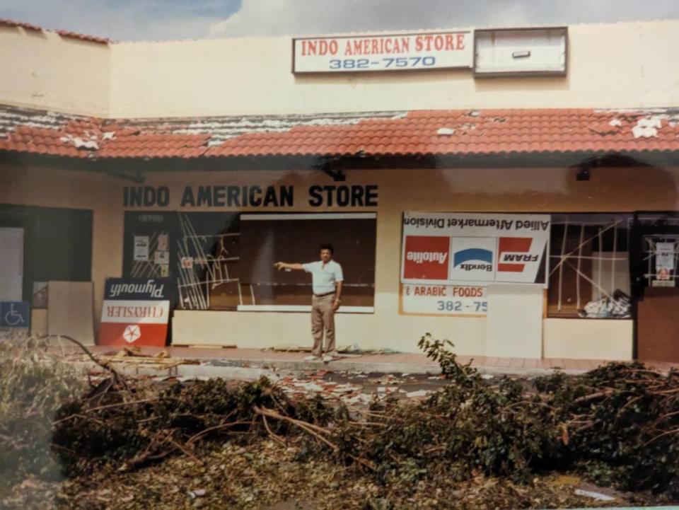 Suresh Sheth frente a la Indo American Store en agosto de 1992, tras el paso del huracán Andrew por Kendall. Sheth y su familia empezaron a cocinar para alimentar a los clientes que pasaban en los días posteriores a la tormenta.