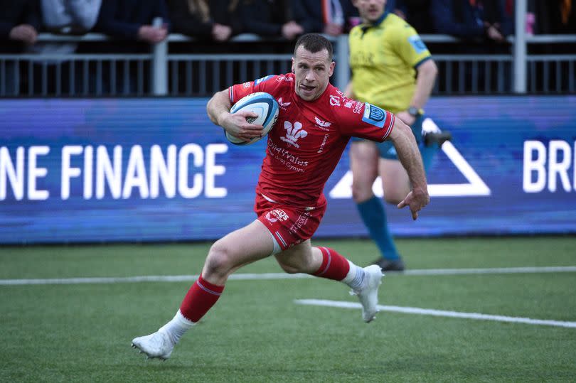 Gareth Davies crosses for the Scarlets' second try in Edinburgh -Credit:Huw Evans Agency