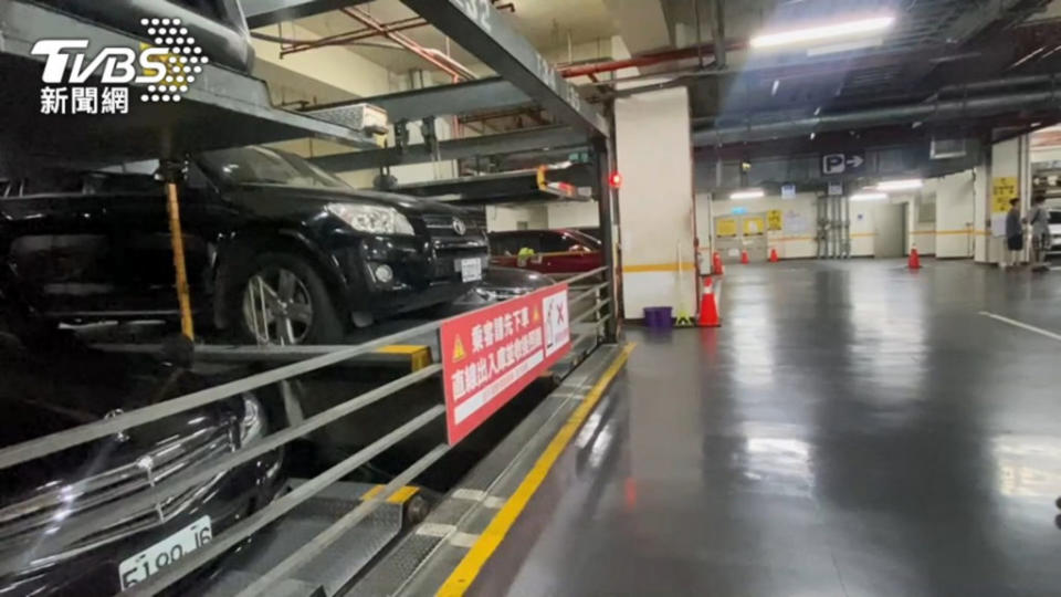 機械停車格都有標示限制重量，因此讓網友擔心自己的汽車會不會因為超重發生危險。(圖片來源/TVBS)