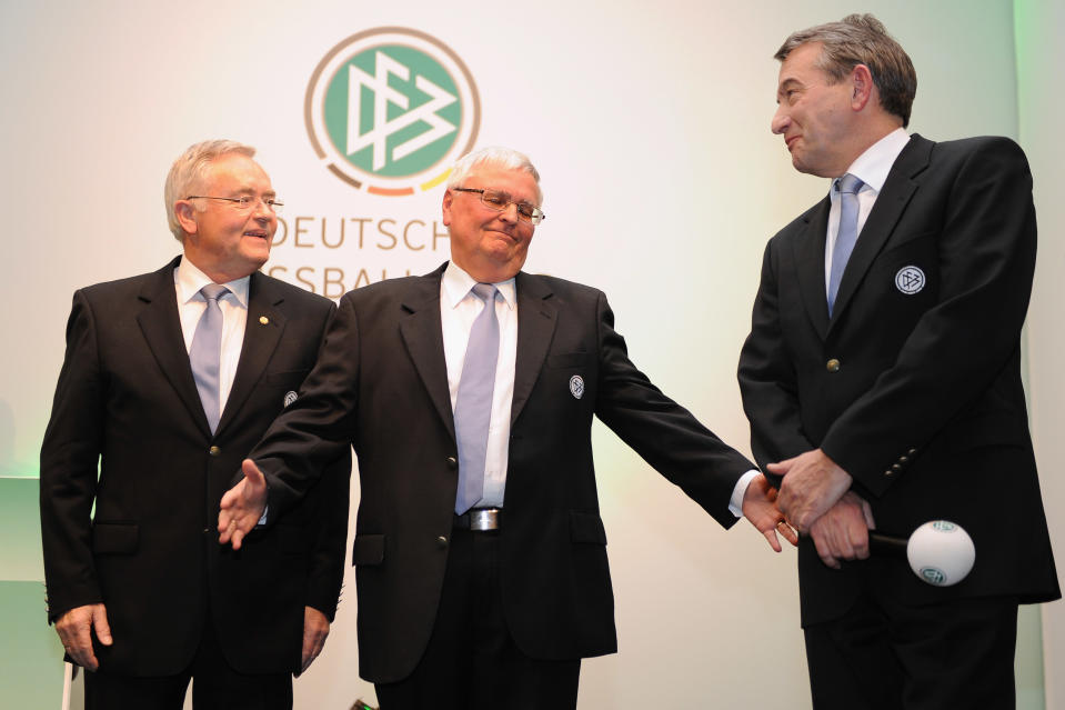 Die ehemaligen DFB-Präsidenten Wolfgang Niersbach (r.) und Theo Zwanziger (M.) sowie der langjähriger DFB-Generalsekretär Horst R. Schmidt (l.) (Bild: Getty Images)