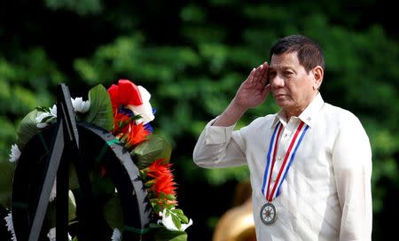 Philippine President Rodrigo Duterte salutes as he lays a wreath during a National Heroes Day commemoration at the Libingan ng mga Bayani (National Heroes Cemetery) at Taguig city, Metro Manila, in the Philippines August 29, 2016. REUTERS/Erik De Castro