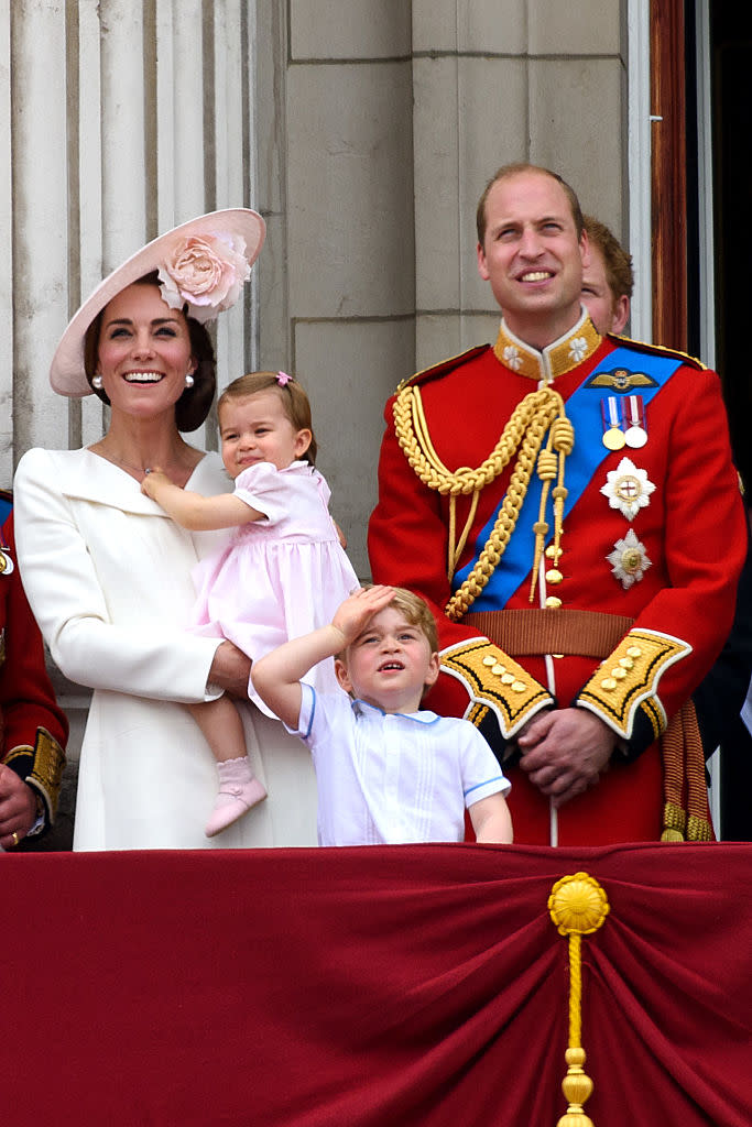 <p>Zu Prinzessin Charlottes „Trooping the Colour“-Debüt trug der königliche Nachwuchs ein pinkfarbenes Kittel-Kleid und passende Schuhe von Early Days, zu haben für 32 €. [Foto: Getty] </p>