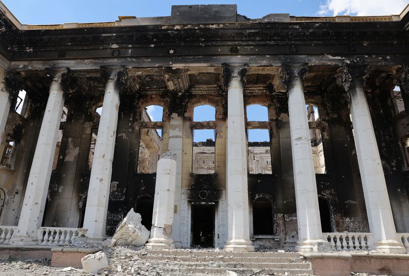 Una vista muestra un edificio público destruido durante el conflicto entre Ucrania y Rusia en la ciudad de Lisichansk en la región de Luhansk, Ucrania