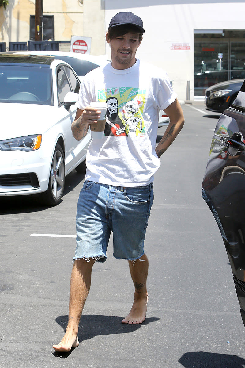 <p>Forget flip-flops! The former One Direction singer made a coffee run in L.A. sans shoes. (Photo: AKM-GSI) </p>