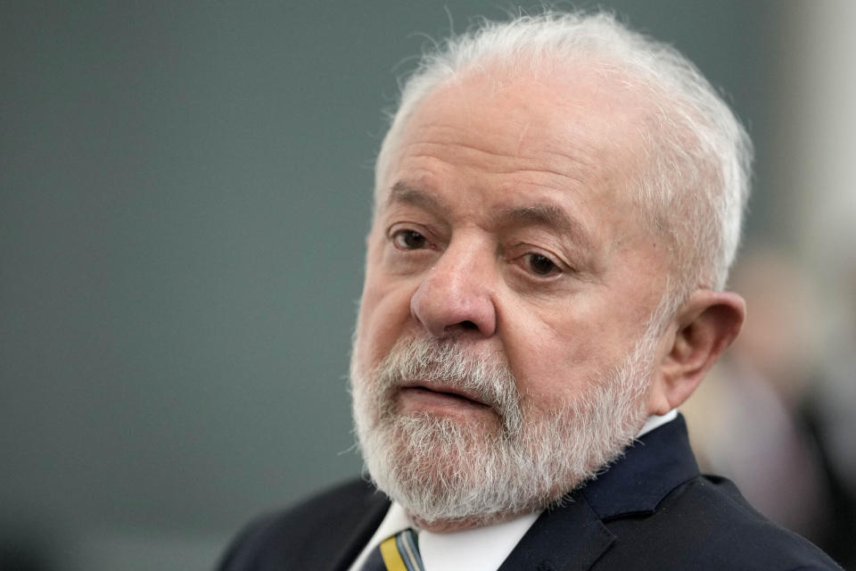 ARCHIVO - El presidente brasileño Luiz Inacio Lula da Silva llega a una reunión bilateral en la cancillería de Berlín, Alemania, el 4 de diciembre de 2023. (AP Foto/Markus Schreiber, Archivo)