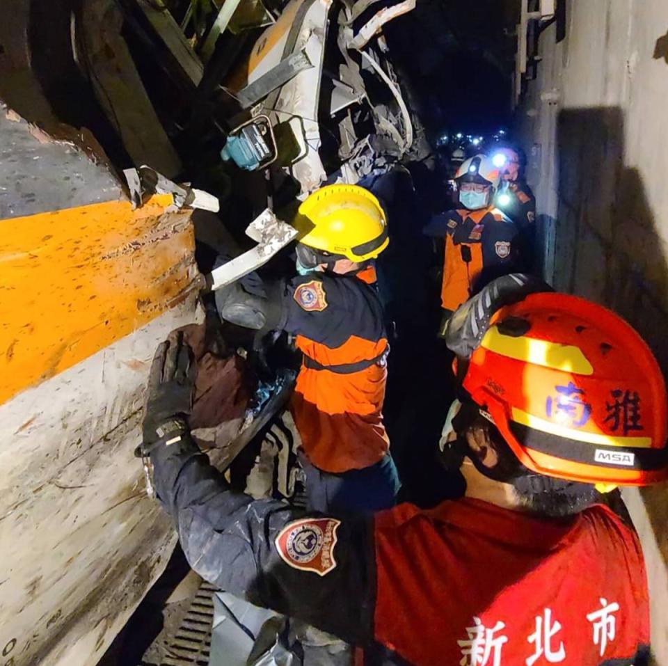 台鐵太魯閣號408車次2日上午在花蓮縣大清水隧道發生出軌意外，車廂遭擠壓變形，新北消防局特搜先遣人員進入隧道救災。（新北市消防局提供）