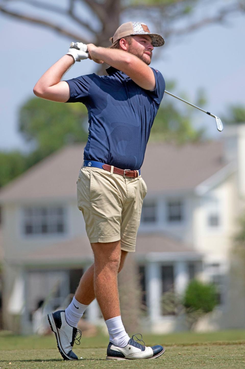 Braden Duvall sale al campo de golf para competir en la ronda final del Divot Derby anual en el campo de golf Tiger Point en Gulf Breeze el miércoles 19 de julio de 2023.