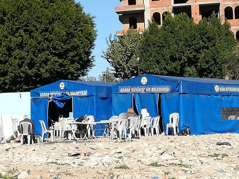 Carpas ofrecidas por la municipalidad de Adana y es así están la gente actualmente en algunos lugares.