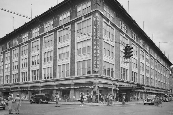 Shopfront for Silverwoods department store and Stetson Hats for Women, 611  West 7th St, downtown Los Angeles, circa 1936