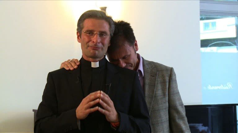 Poco antes de la celebración del sínodo católico sobre la familia en el Vaticano, un sacerdote católico confesó a la prensa italiana su homosexualidad y reveló que vive con su pareja, tras lo cual la Santa Sede le suspendió de sus funciones.