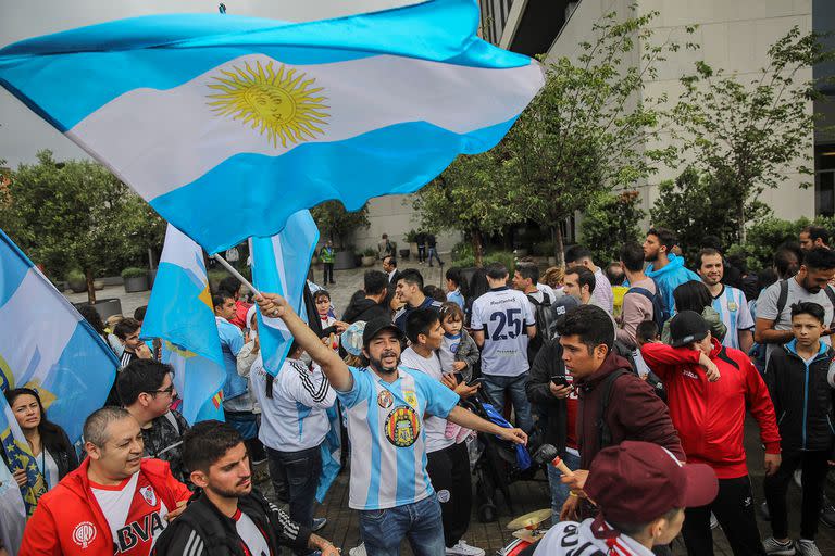El apoyo de los hinchas argentinos con un banderazo, esta tarde, frente al hotel de la selección en Barcelona