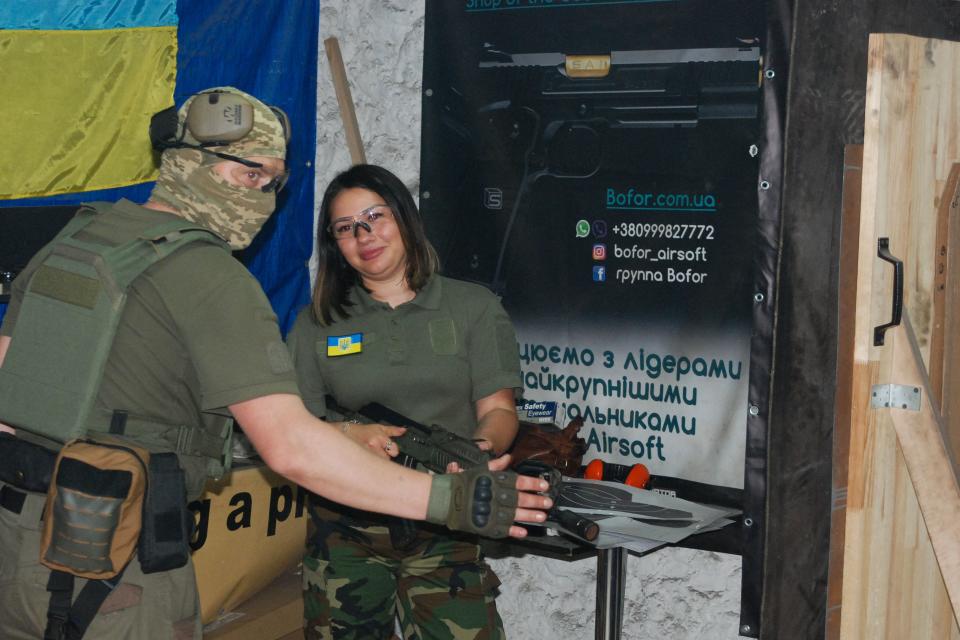 <p>Bajo la ley marcial que impera en Ucrania, el entrenamiento es gratuito para todos los residentes de Zaporiyia y, ante la gran cantidad de mujeres que decidieron apuntarse, se ha creado un programa específico para ellas. (Foto: Marina Moiseyenko / AFP / Getty Images).</p> 