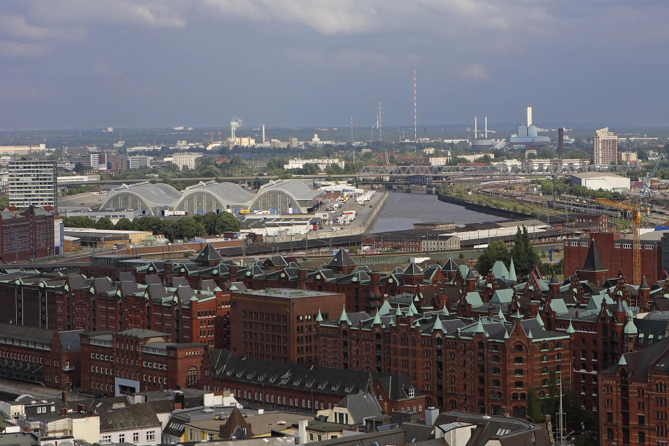 <p>Im Büro verquatscht man sich allerdings gerne mal mit den Kollegen an der Kaffeemaschine. Ist es also wirklich effektiver als Home Office? Auch in Hamburg scheint man davon überzeugt zu sein, denn nur 1,6 Prozent der Stellen sind von Zuhause ausführbar. </p>