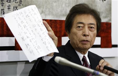 Former Japanese Prime Minister and candidate in the Tokyo gubernatorial election Morihiro Hosokawa shows a fax message from his supporter and former Japanese Prime Minister Junichiro Koizumi during a news conference at his gubernatorial election office in Tokyo February 9, 2014. REUTERS/Toru Hanai