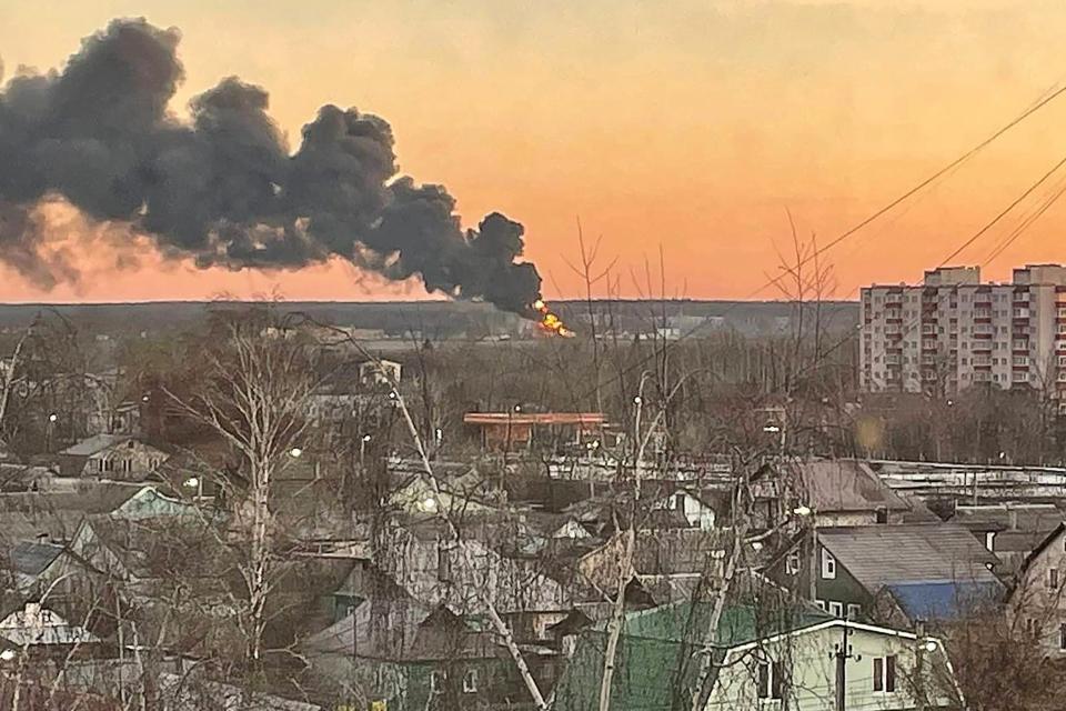 Ein Foto von dem Angriff auf das russische Flugfeld in Kursk.  - Copyright: TASS