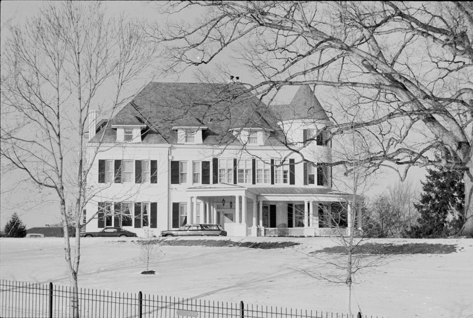The house was painted white in the 1960s, as seen in this photo from January 1977. (Photo: PhotoQuest via Getty Images)