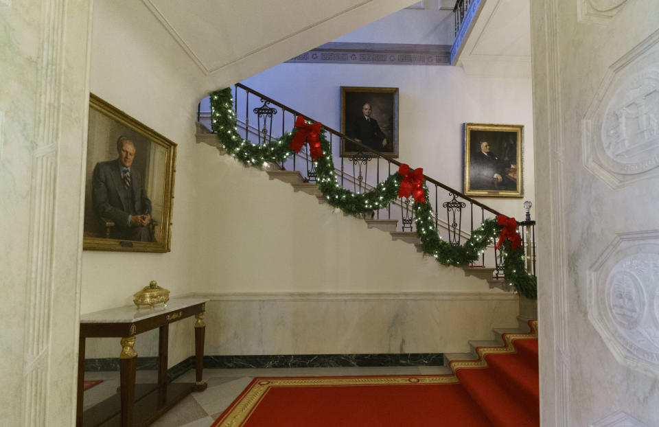 Garland decorates the Grand Staircase during the 2018 Christmas preview at the White House in Washington, Monday, Nov. 26, 2018. (Photo: Carolyn Kaster/AP)