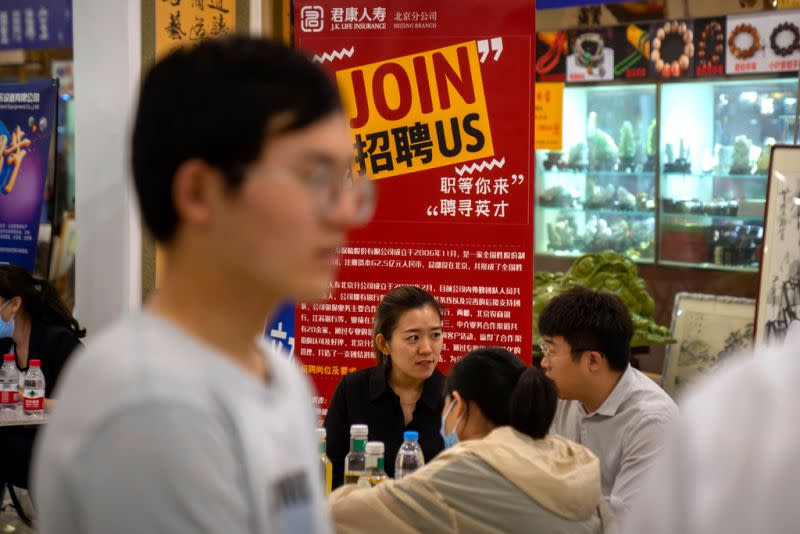 ▲中國青年失業率飆高，求職困難已成常態。而中國官媒《新華社》旗下的《半月談》期刊，追蹤青年失業問題，也直指大學存在就業數據造假的現象。（圖／美聯社／達志影像）