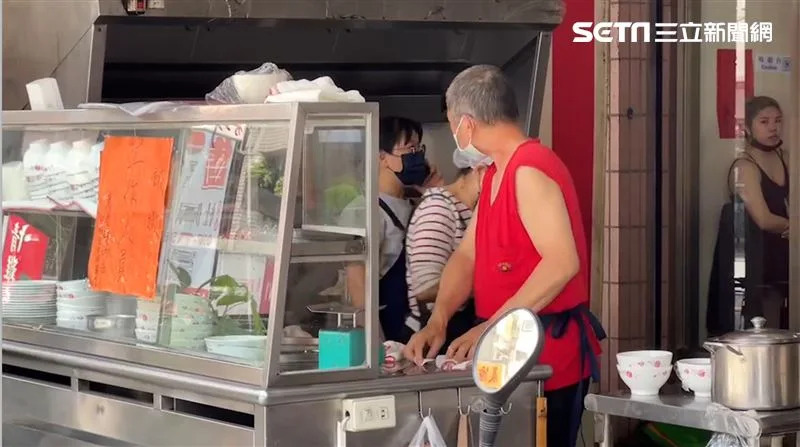 曾獲米其林必比登推薦的牛肉湯，被網友指控態度差，引起討論。（圖／翻攝畫面）