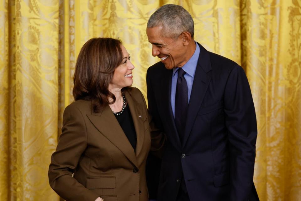 (De izq. a dcha.) La vicepresidenta Kamala Harris y el expresidente Barack Obama asisten a un acto para celebrar la aprobación en 2010 de la Ley de Asistencia Sanitaria Asequible en la Sala Este de la Casa Blanca el 5 de abril de 2022 en Washington, D. C. (Getty Images)