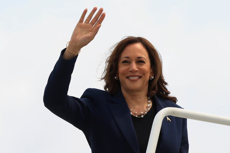 La vicepresidenta Kamala Harris saluda al abordar el Air Force Two después de un evento de campaña en Milwaukee, Wisconsin, el martes 23 de julio de 2024. (Kevin Mohatt/Pool vía AP)