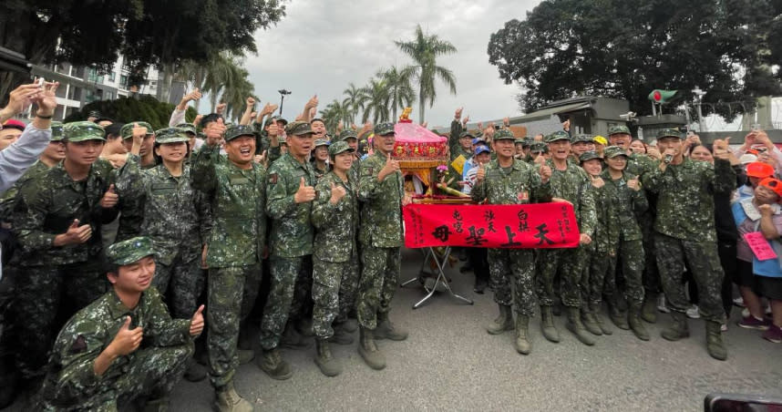 白沙屯媽祖昨日停駕在大埔營區，讓軍營內的阿兵哥超驚喜，並爭相上前合照。（圖／翻攝臉書／白沙屯拱天宮）