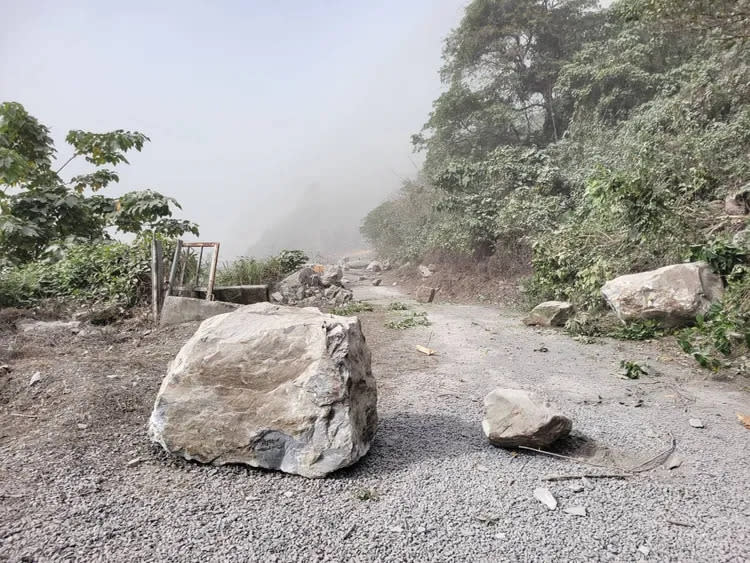 巨石砸落的地點就在追思會現場。翻攝自王薇君臉書