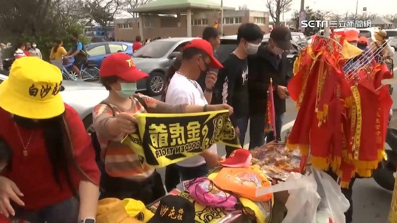 白沙屯媽祖周邊商品多樣，攤商發揮創意搶商機。