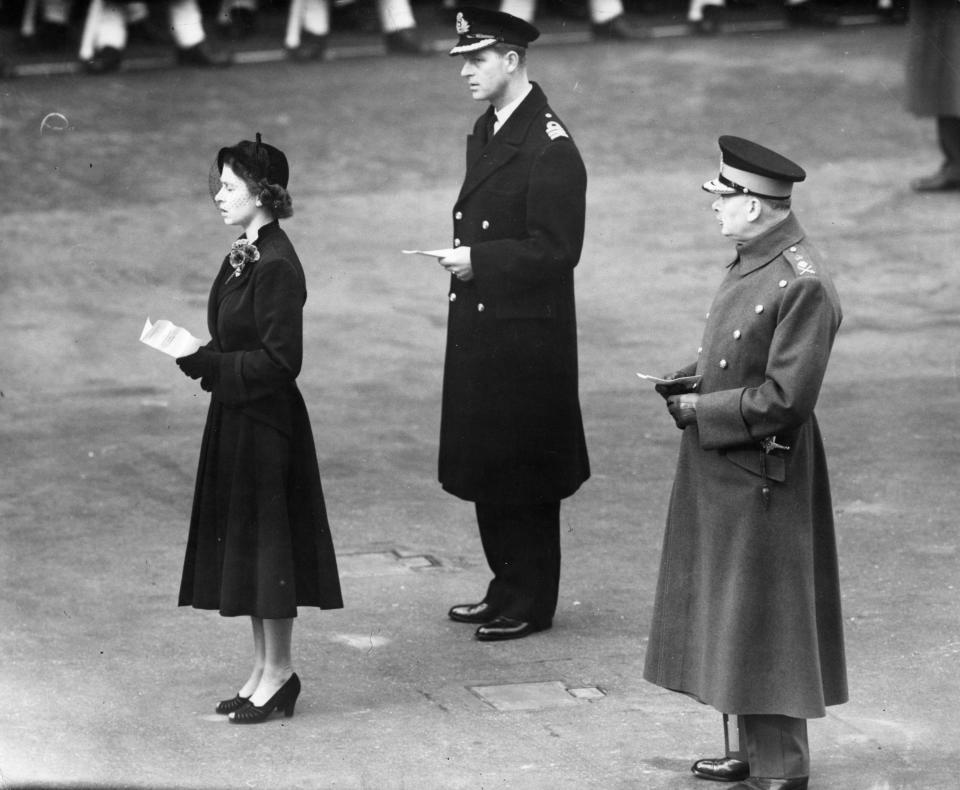 <p>La reina y el príncipe Felipe durante un acto de memoria a los caídos en 1952. Antes de reitrarse de la vida pública y delegar en su hijo Carlos, el príncipe solía acudir a la ceremonia. </p> 