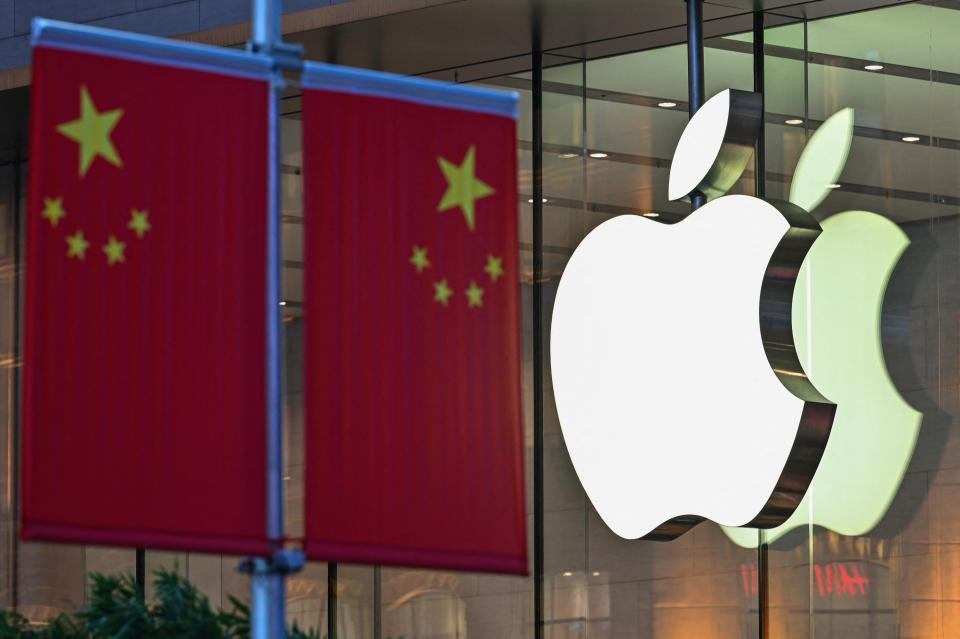 El pacto secreto con China que avergüenza a Apple (Photo by HECTOR RETAMAL/AFP via Getty Images)