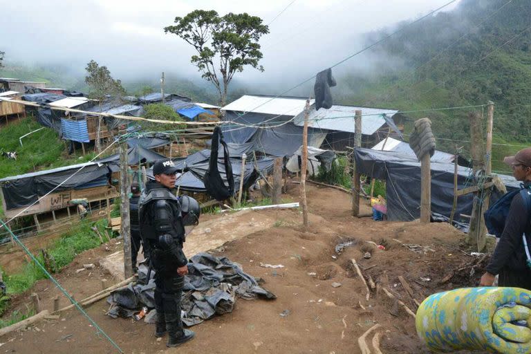 Un asentamiento de minería de oro ilegal durante un operativo en la localidad de Buenos Aires, Ecuador. 