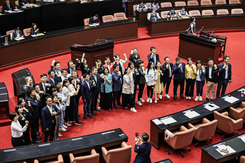 國會職權修法覆議案表決　民進黨秀黃蓮花手環 立法院會21日表決行政院針對國會職權修法提請立法 院覆議案，民進黨立法院黨團上午投票前，在議場內 秀出支持者送的黃蓮花手環，代表帶著人民意志進議 場表決。  中央社記者翁睿坤攝　113年6月21日 