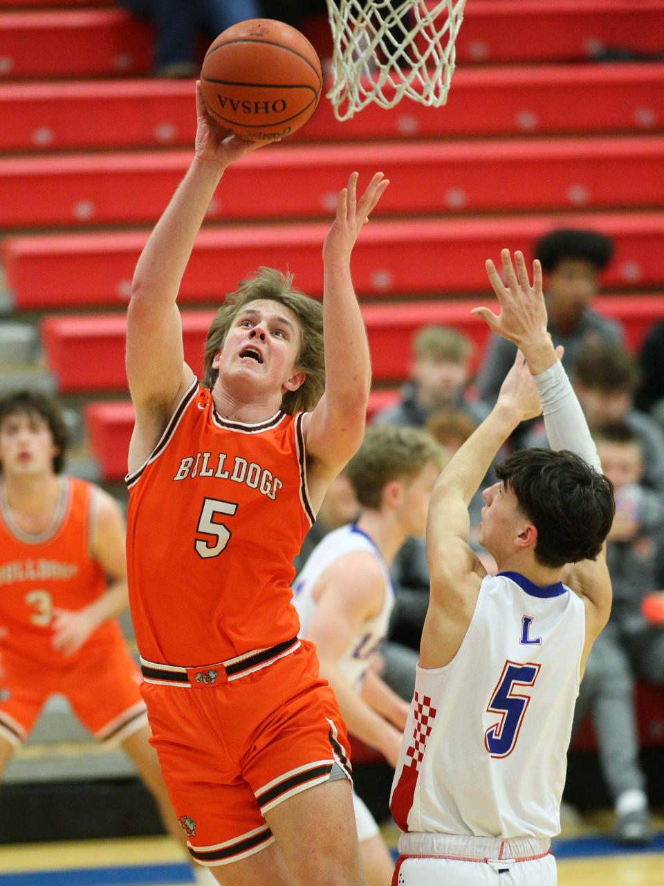 Heath's Ben Mason maneuvers for a shot while guarded by Lakewood's Garrett Hardway on Friday.