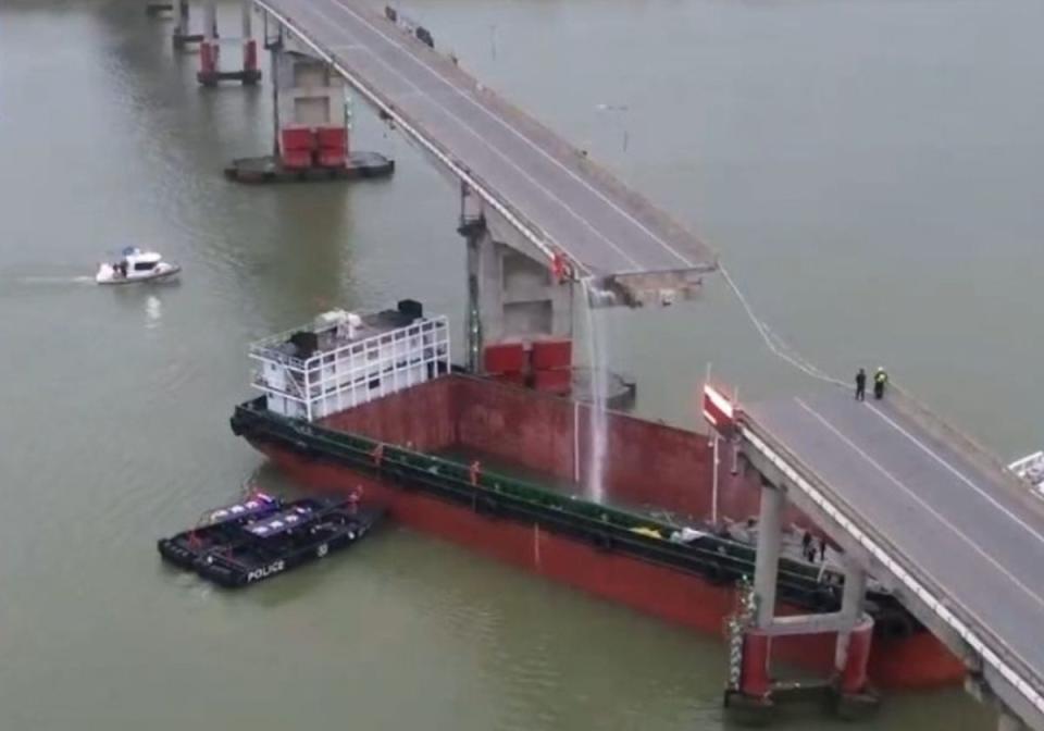 廣州南沙區「瀝心沙大橋」遭貨櫃船撞斷，有轎車落水，相關單位正積極救援中。