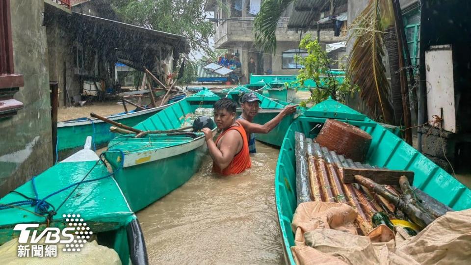杜蘇芮颱風衝擊菲律賓多日，造成該國多地淹水和土石坍塌。（圖／達志影像美聯社）