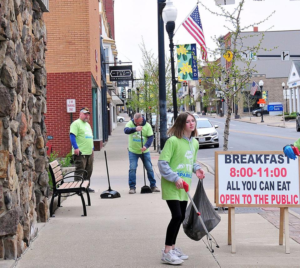 Volunteers clean up trash in Downtown Ashland during the Make Ashland Sparkle event, Saturday, April 30, 2022. During the event, which kicked off at Corner Park, locals came together to clean up the city and surrounding areas, including Byers Woods and Audubon Wetlands Preserve. Clean up tasks included mulching, picking up litter and painting fire hydrants and trash cans. Event sponsors are the Rotary Club of Ashland, Ashland County Ministerial Association, City of Ashland and the Norma Foundation. Lead organizer Lee Peters, a Rotarian, estimated there to be 150 volunteers at the event. LIZ A. HOSFELD/FOR TIMES-GAZETTE.COM