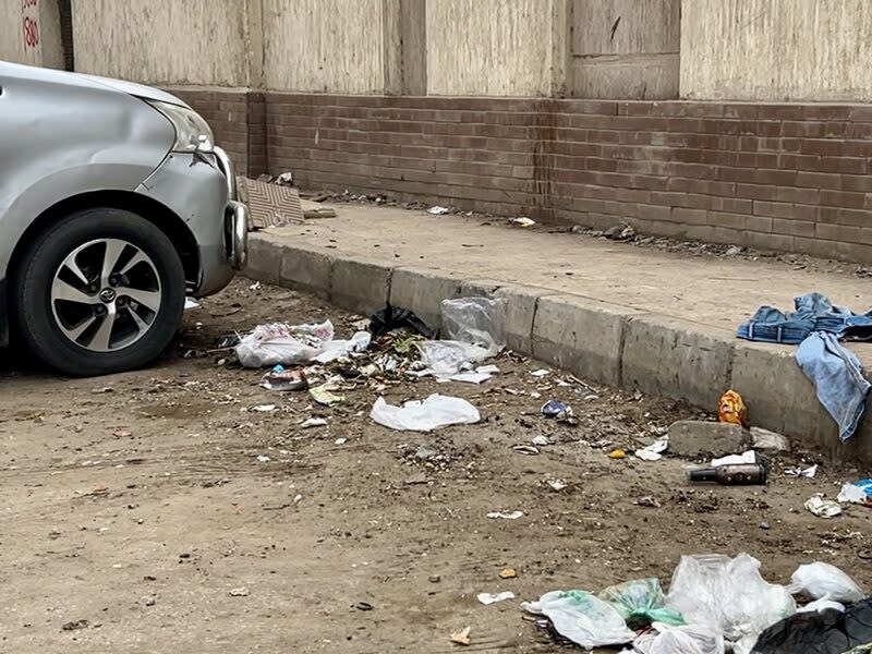 開羅市區與垃圾共存 埃及政府近年積極管理固體廢棄物，目前走在開羅街 道，仍四處可見被任意拋棄的固體廢棄物，尤其是塑 膠包裝袋。 中央社記者施婉清開羅攝  113年4月22日 