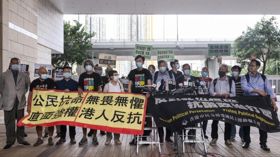 黎智英（左一）與六四案各被告在香港西九龍裁判法院外示威（18/9/2020）