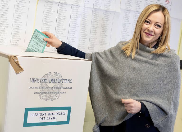 Giorgia Meloni emite su voto el 12 de febrero de 2023.