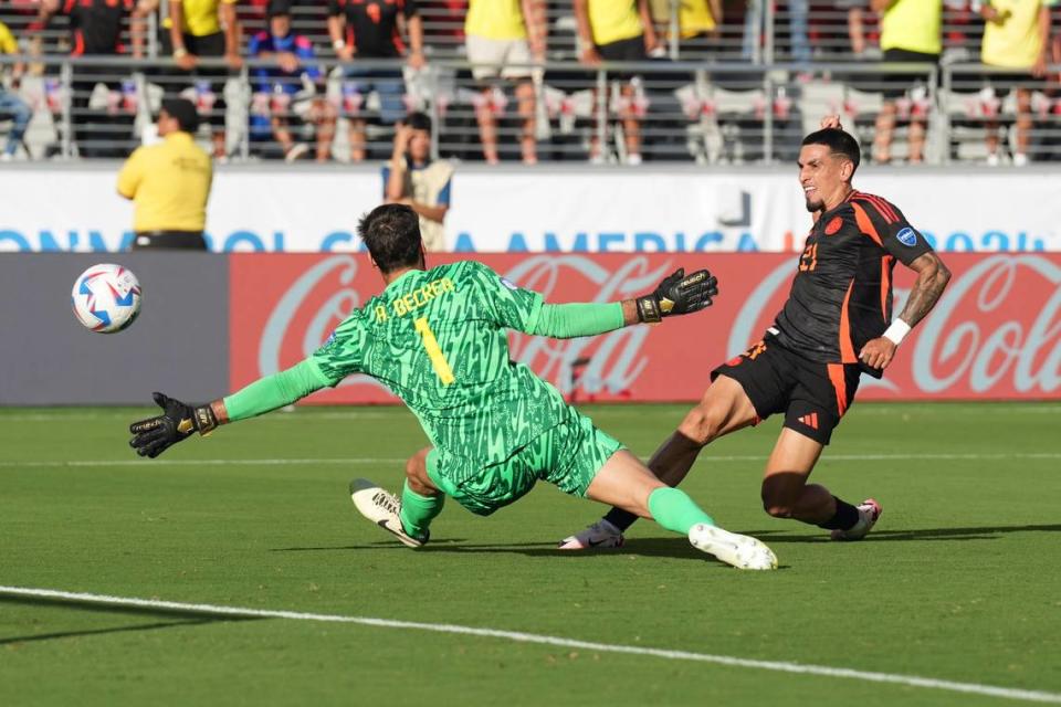 El jugador de Colombia Daniel Muñoz anota el gol de su equipo ante la defensa del portero de Brasil Alisson Becker, en el partido de la Copa América celebrado el 2 de julio de 2024 en Santa Clara, California.