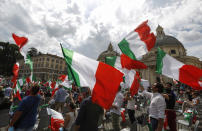 Sul palco di Piazza del Popolo il vicepresidente di Forza Italia, Antonio Tajani, la leader di Fratelli d'Italia, Giorgia Meloni, e Matteo Salvini.