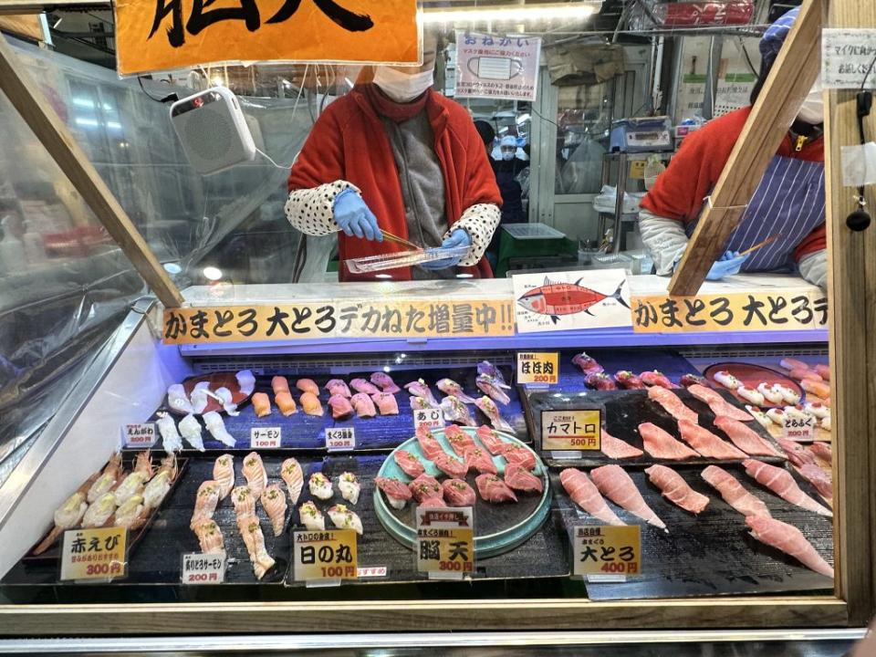 唐戶市場每週五至週日會有海鮮屋台，可以吃到新鮮又便宜的壽司。