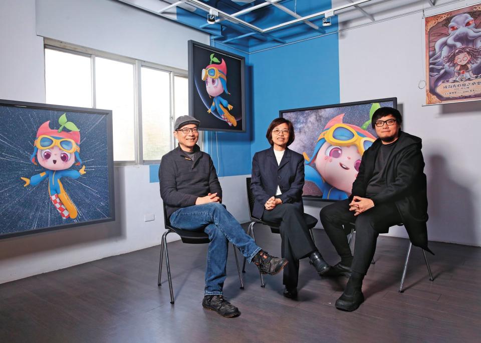 動畫導演連俊傑（左起）、台灣生活美學基金會執行長謝翠玉和動畫特效協會副理事長吳至正；下圖為動畫創作者基地吉祥物「小超人」。