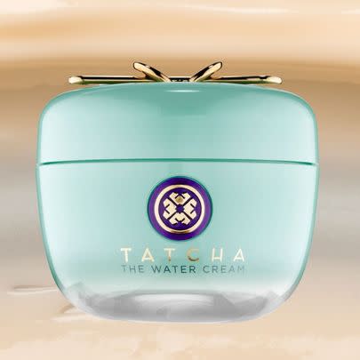 A pore-minimizing water cream